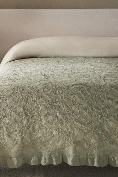 شرشف جاكار بحافة بكشكش - أخضر الخاص بـ Zara