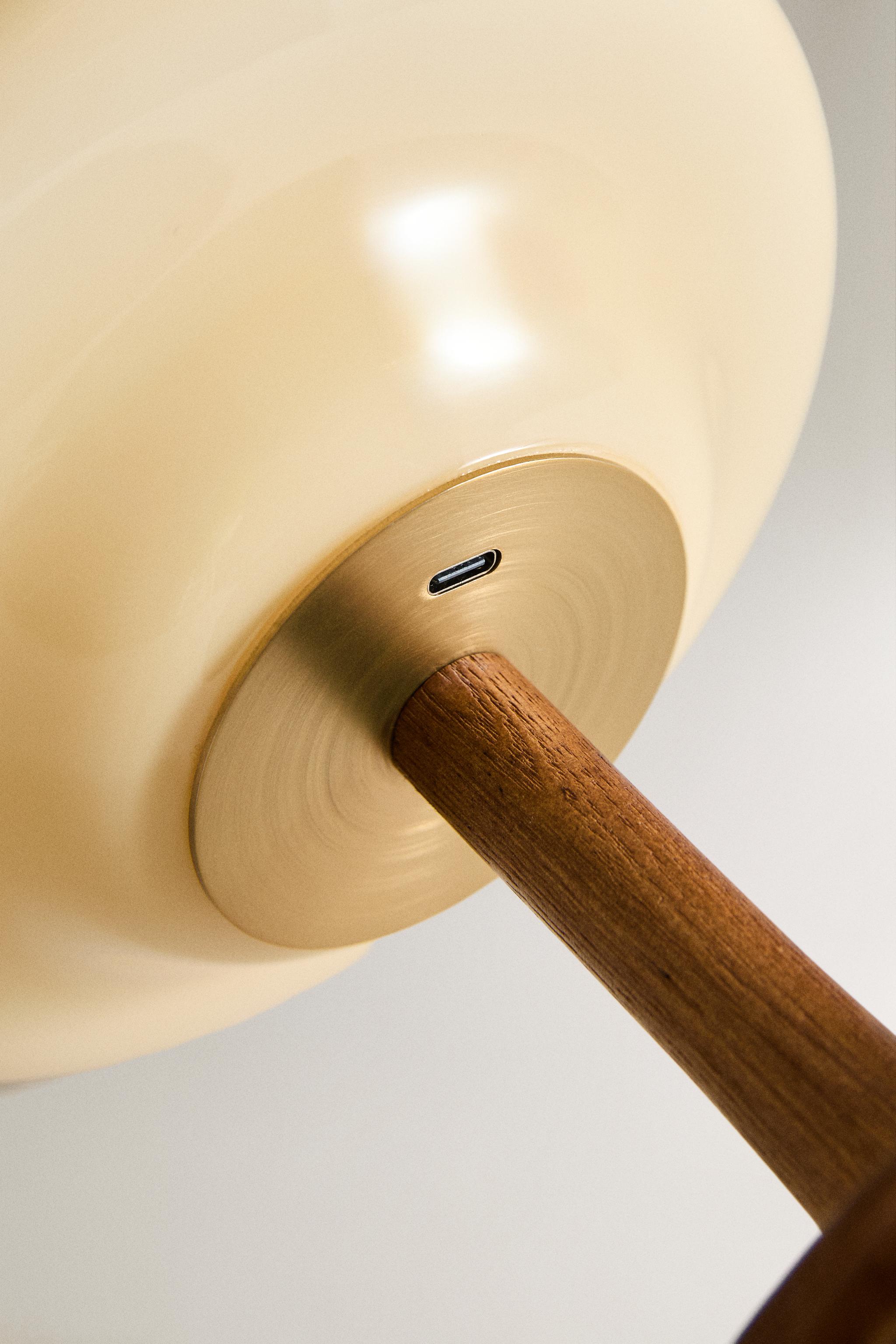 CORDLESS GLASS TABLE LAMP