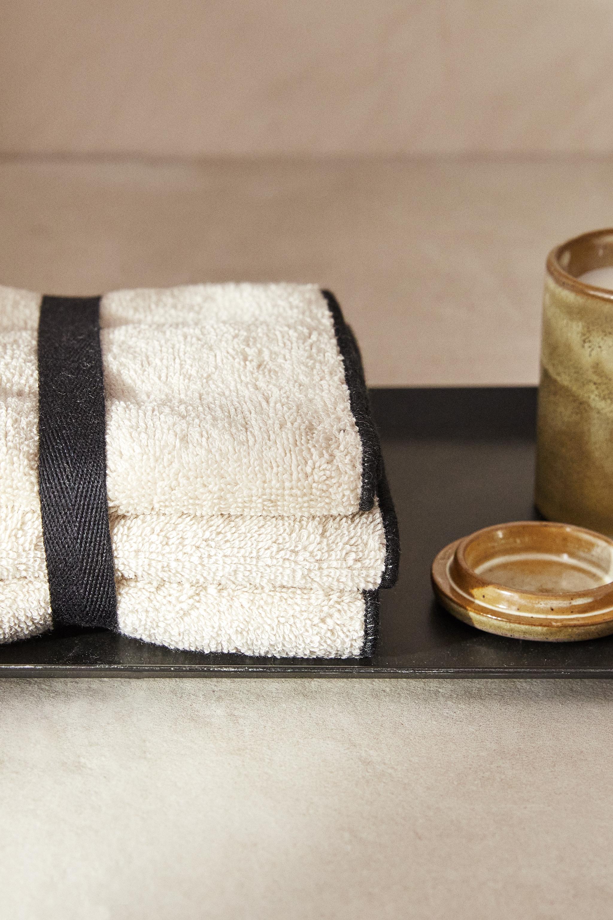 PACK OF COTTON OVERLOCK HAND TOWELS (PACK OF 3) — Sand / Black