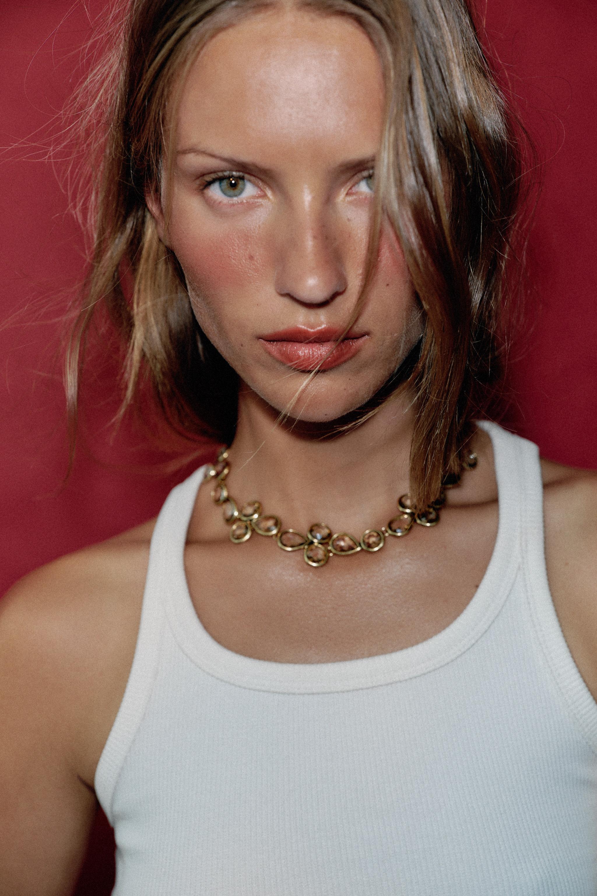 CRYSTAL PIECE NECKLACE — Golden