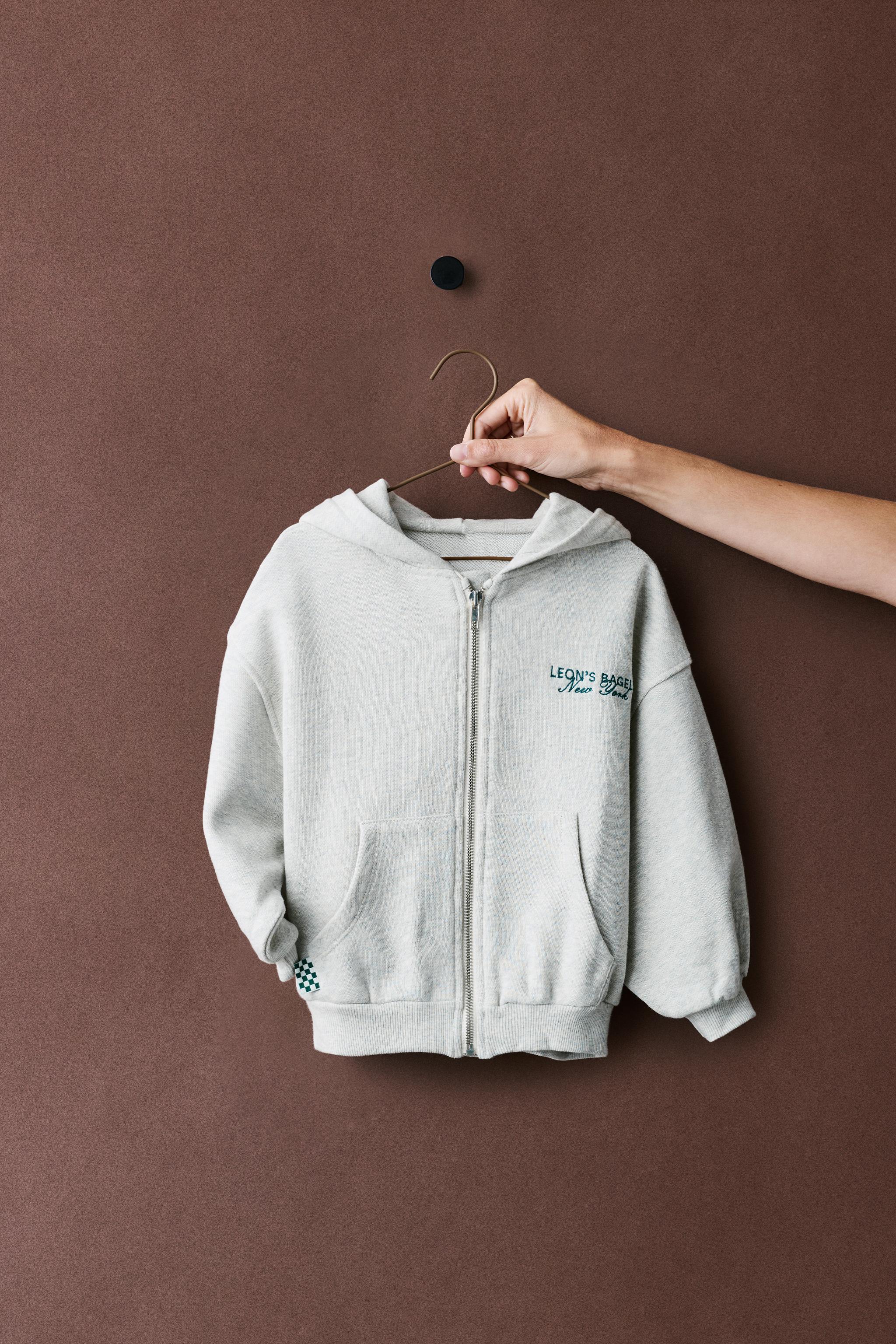 LEON'S BAGELS EMBROIDERED ZIP-UP HOODIE — Gray marl