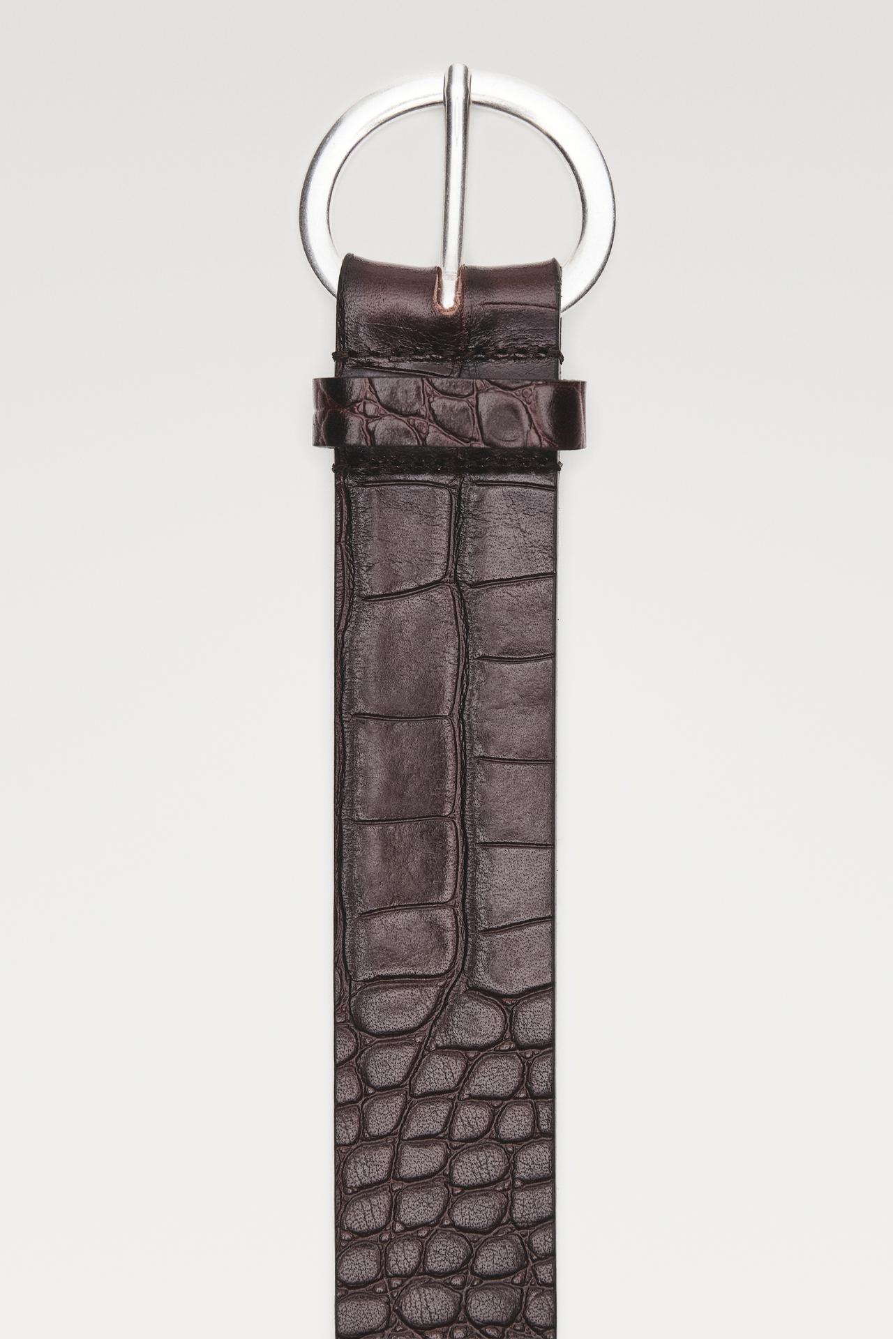 Crocodile-effect leather belt with round buckle — Brown