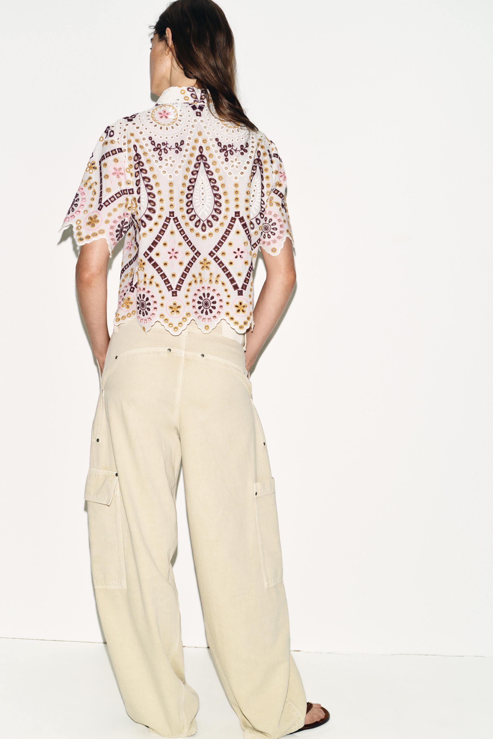 CHEMISE COURTE À MANCHES COURTES ET BRODERIES PERFORÉES