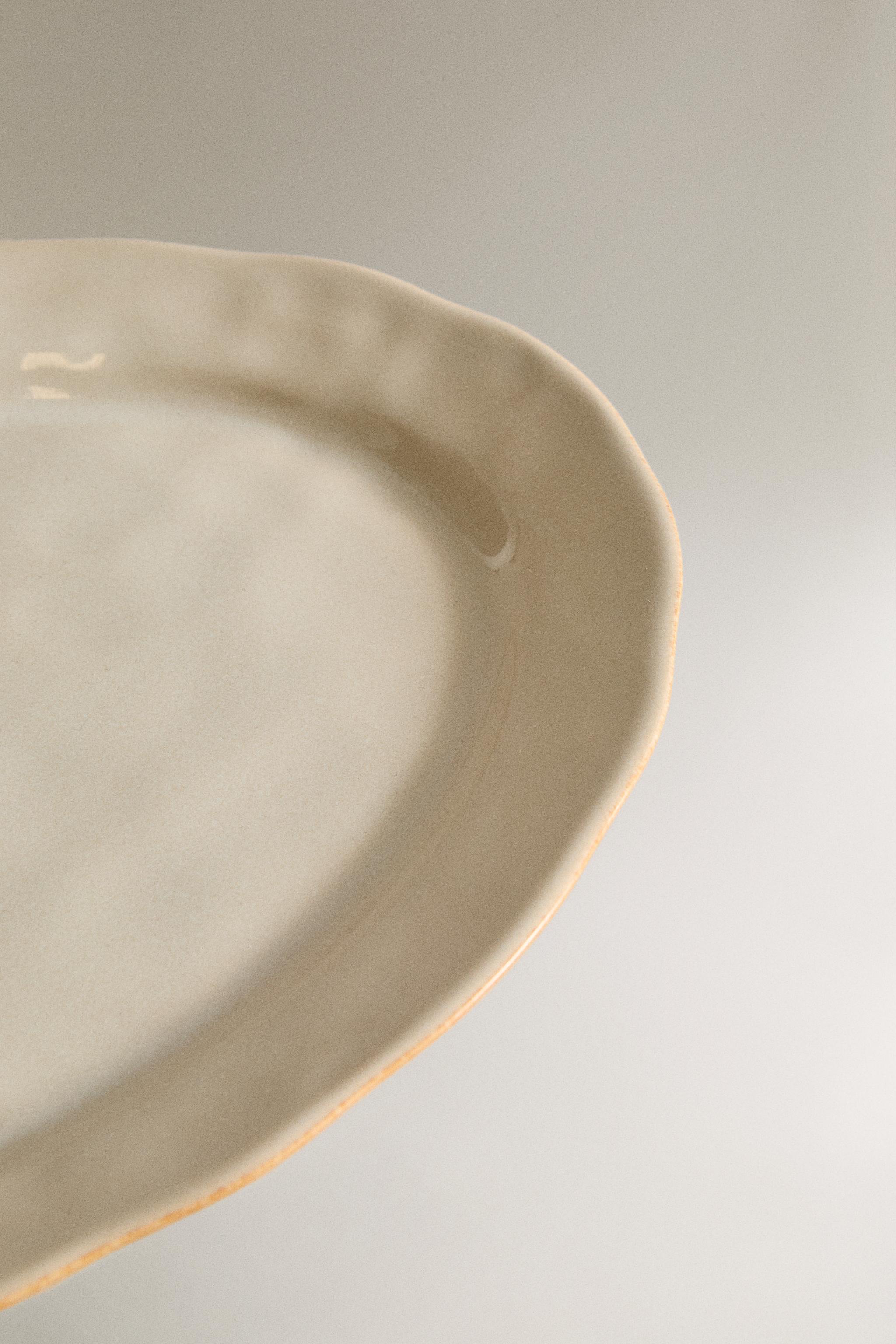 STONEWARE SERVING DISH WITH IRREGULAR EDGE