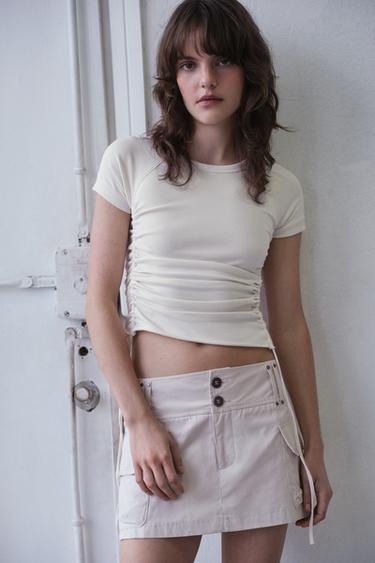 調節可能なギャザーTシャツエクリュZaraの調節可能なギャザーTシャツ - エクリュ