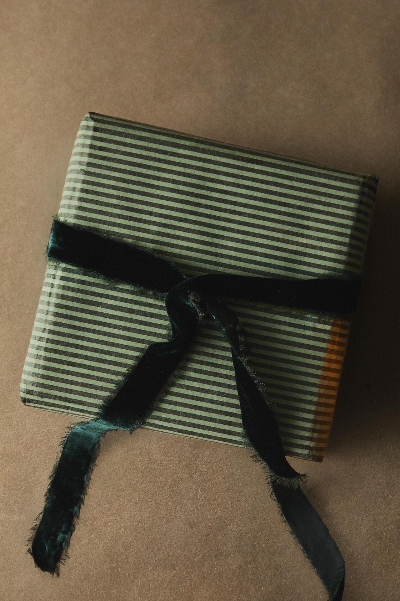 CHRISTMAS STRIPED GIFT WRAP — Green