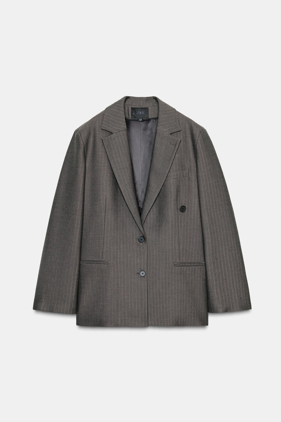 Sprednji pogled na kaki oversize blazer z ovratnikom, dolgimi rokavi, žepi in sprednjim zapenjanjem z večpoložajnimi gumbi.