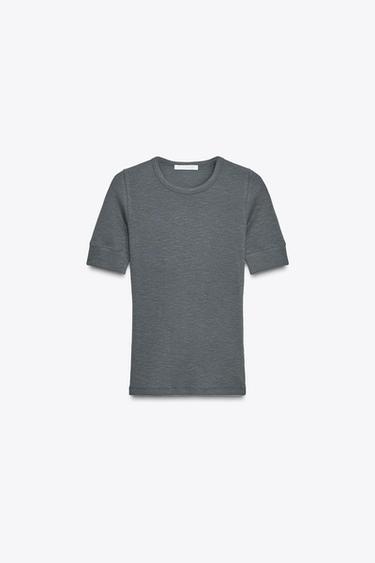 GERIBBELDE T-SHIRT MET KORTE MOUWEN - Carbon van Zara