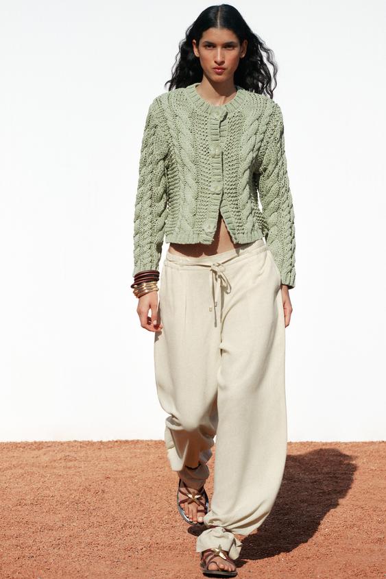 ÚPLETOVÝ KARDIGAN S KVĚTINOVÝMI KNOFLĺKY - Světle zelená od Zara - Obrázek 0