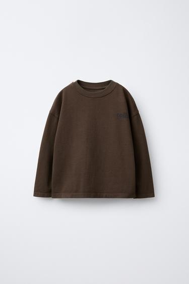 MAJICA IZ DEBELIH VLAKEN Z NAPISOM - Rjava od Zare