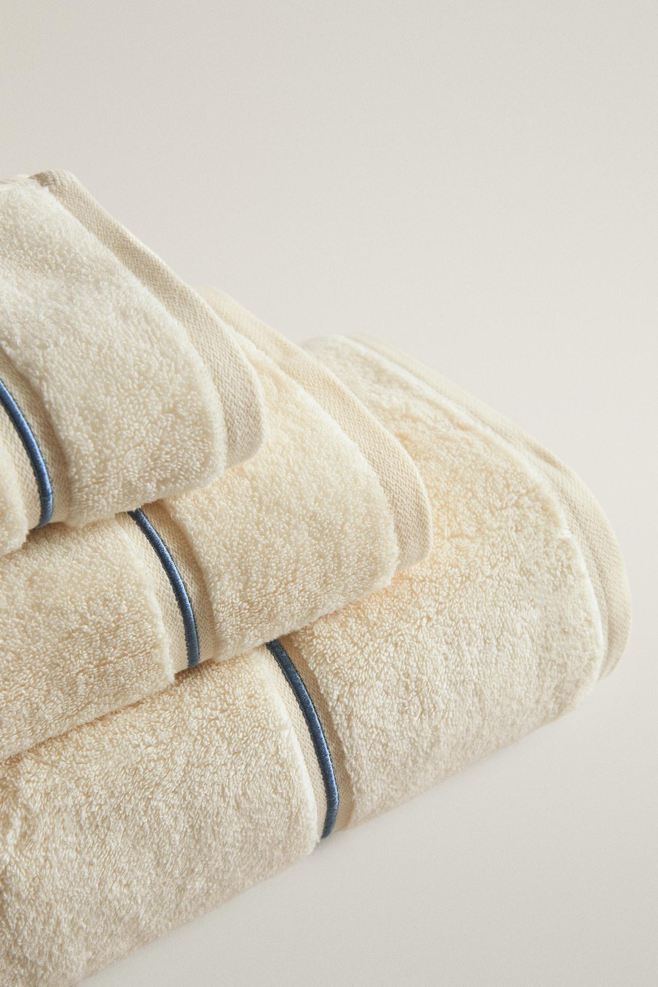SCALLOPED EMBROIDERED BATH TOWEL — Electric blue