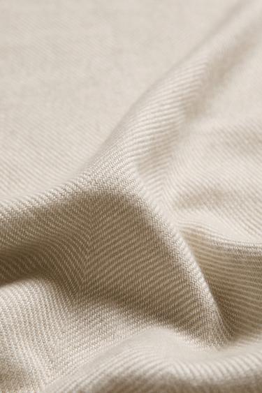 COUVERTURE LÉGÈRE À FRANGES - Écru de Zara - Image 2