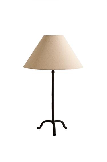 BORDLAMPE MED TREFOD - Sort fra Zara