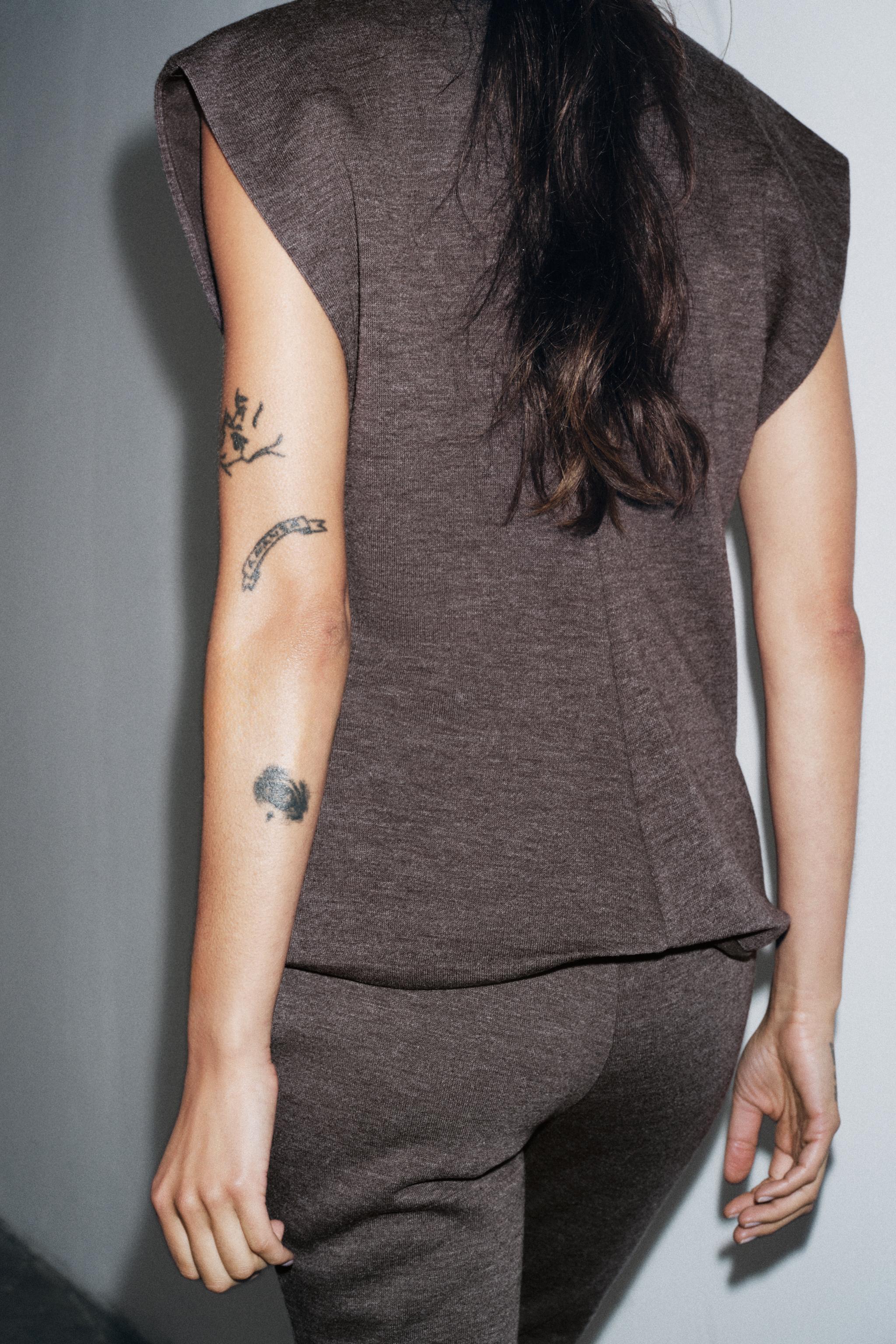 BUTTON VEST