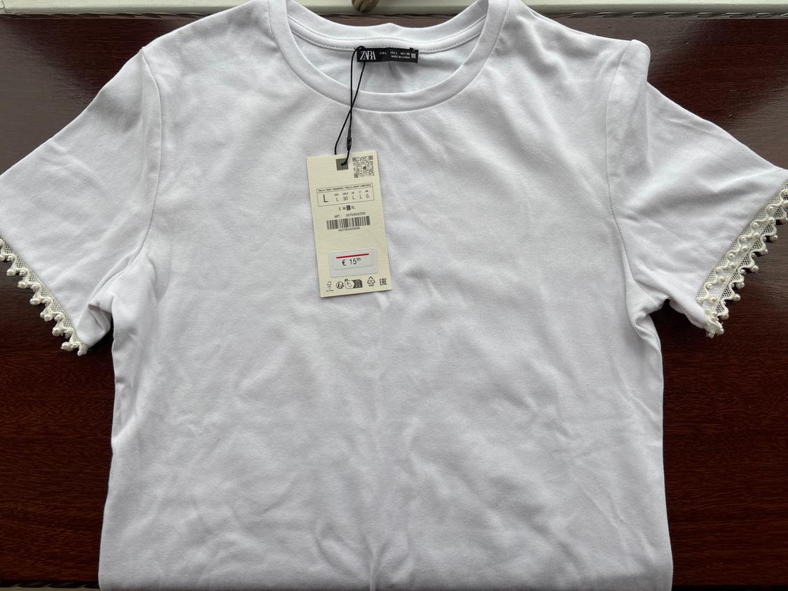 T-SHIRT WITH FAUX PEARLS SLEEVES