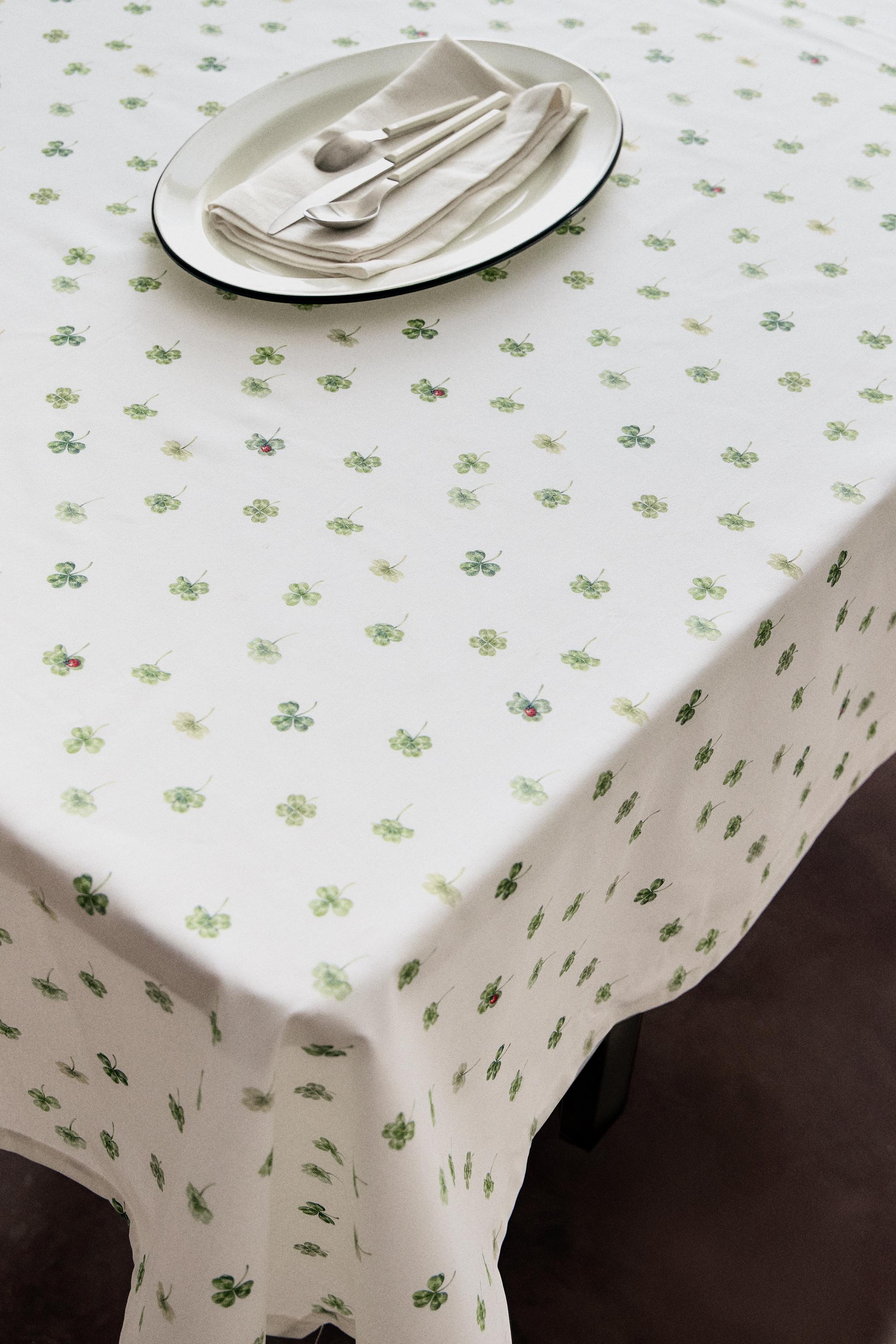 RESIN-COATED CLOVER TABLECLOTH