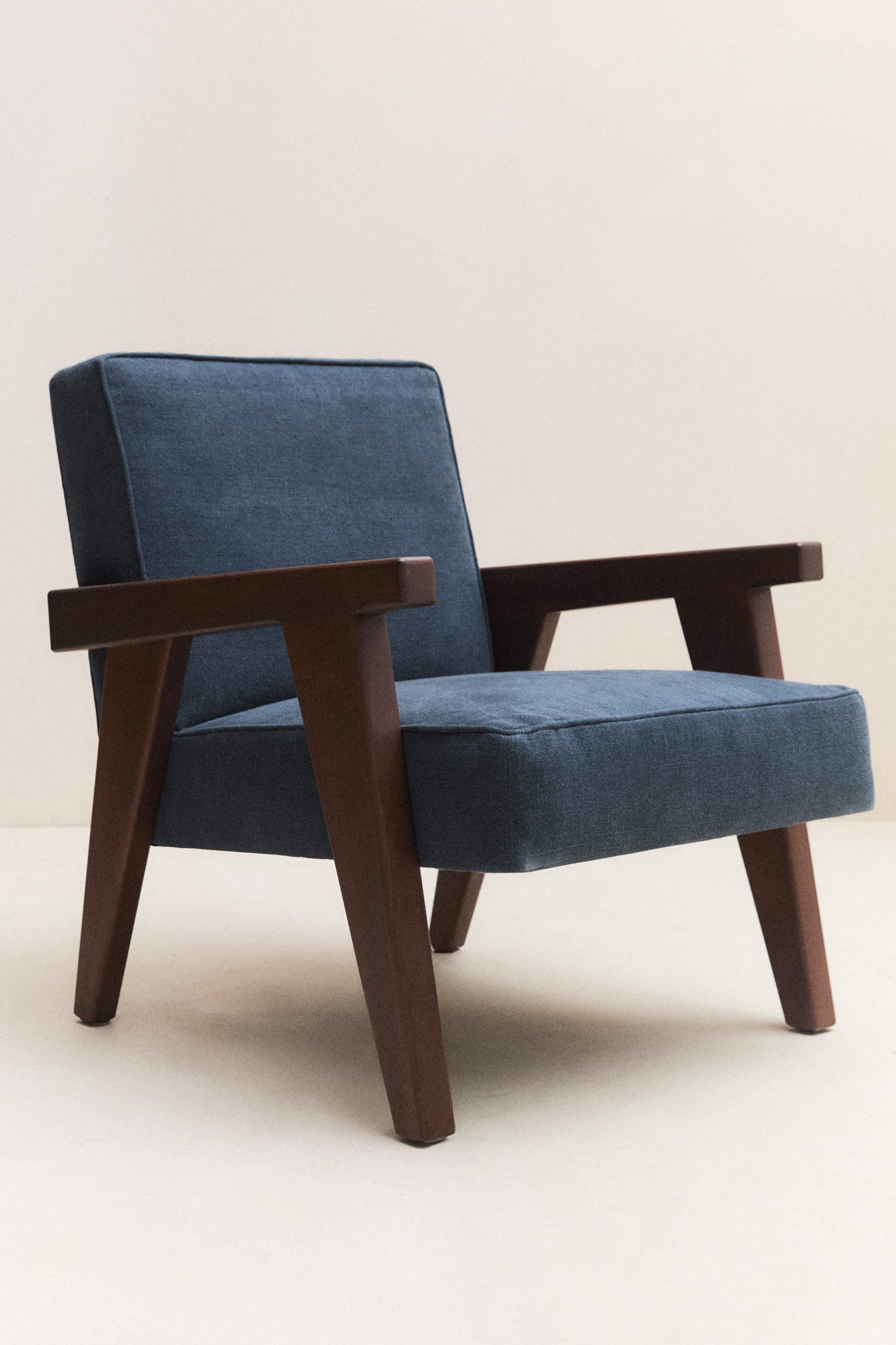 WALNUT WOOD AND LINEN ARMCHAIR — Petrol blue