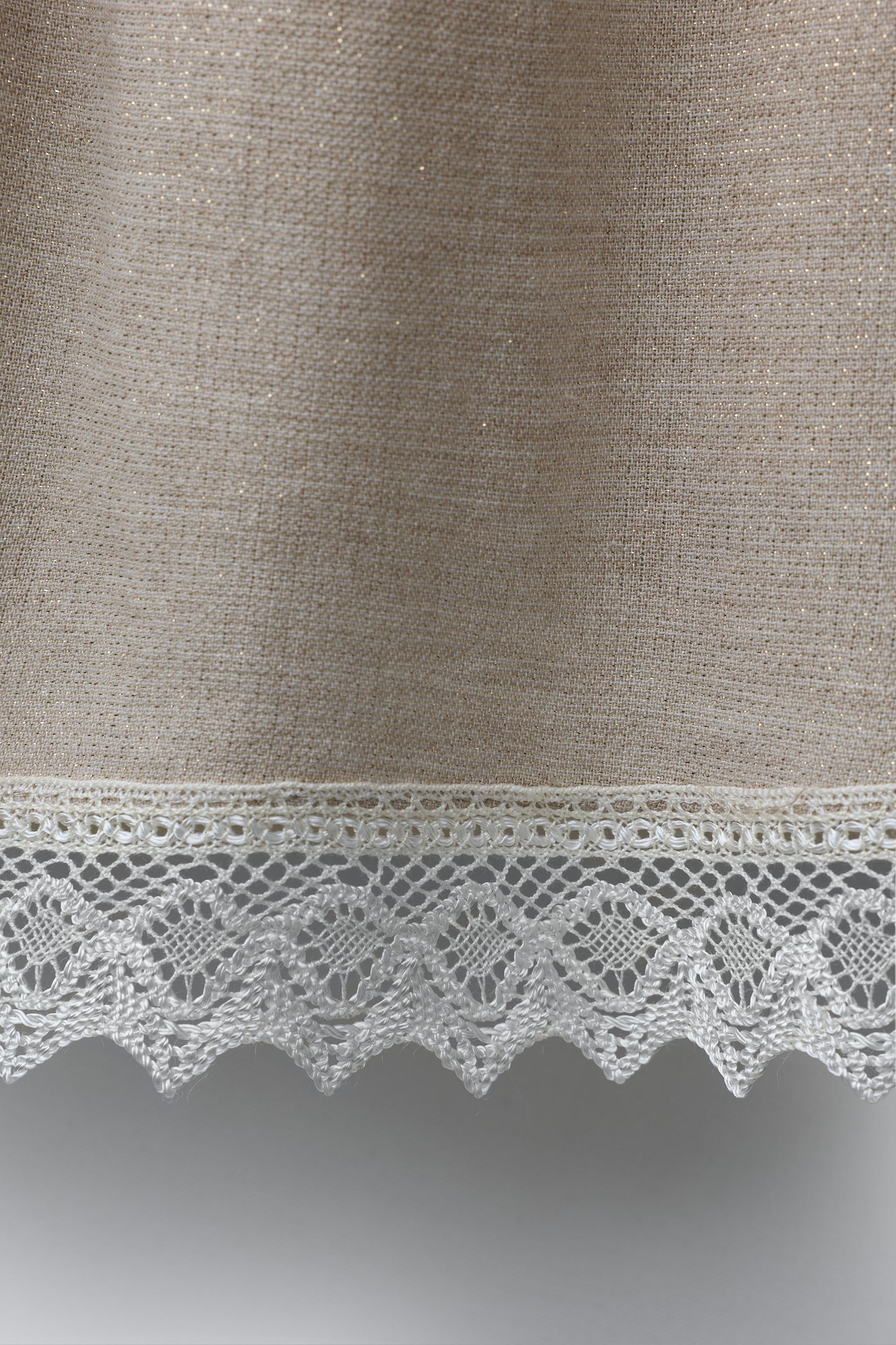 ROBE BRILLANTE AVEC DENTELLE