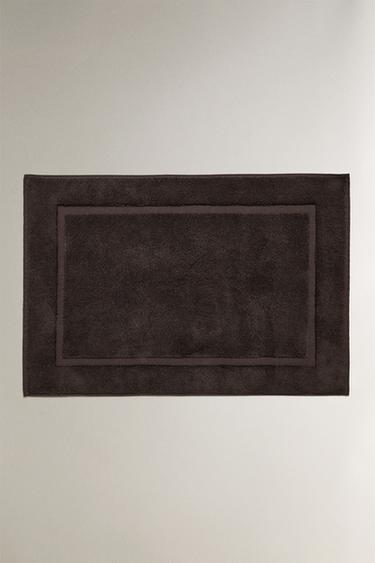 TAPIS DE BAIN TISSU BOUCLÉ DOUX ANTIDÉRAPANT - Marron foncé de Zara