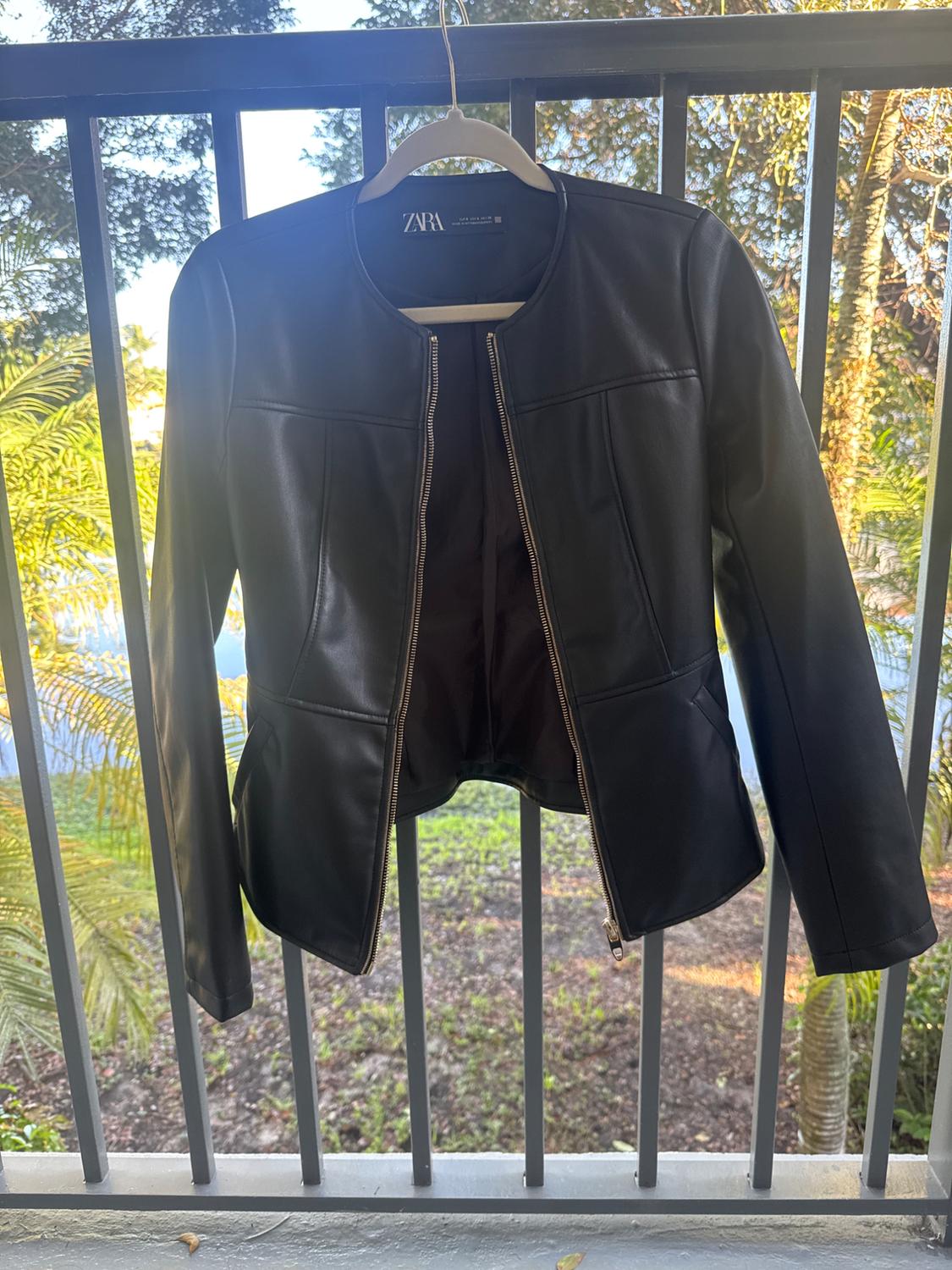 HOODED FAUX LEATHER VEST - Image 3