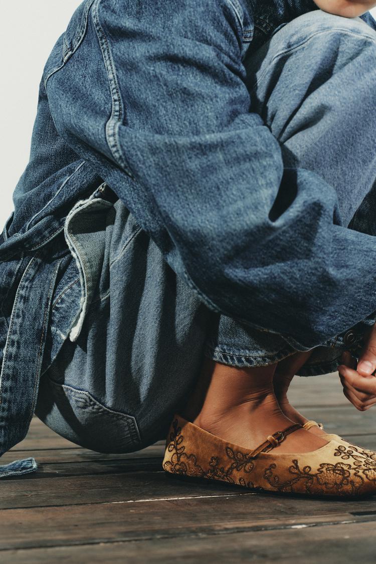 VELVET-EFFECT EMBROIDERED BALLET FLATS
