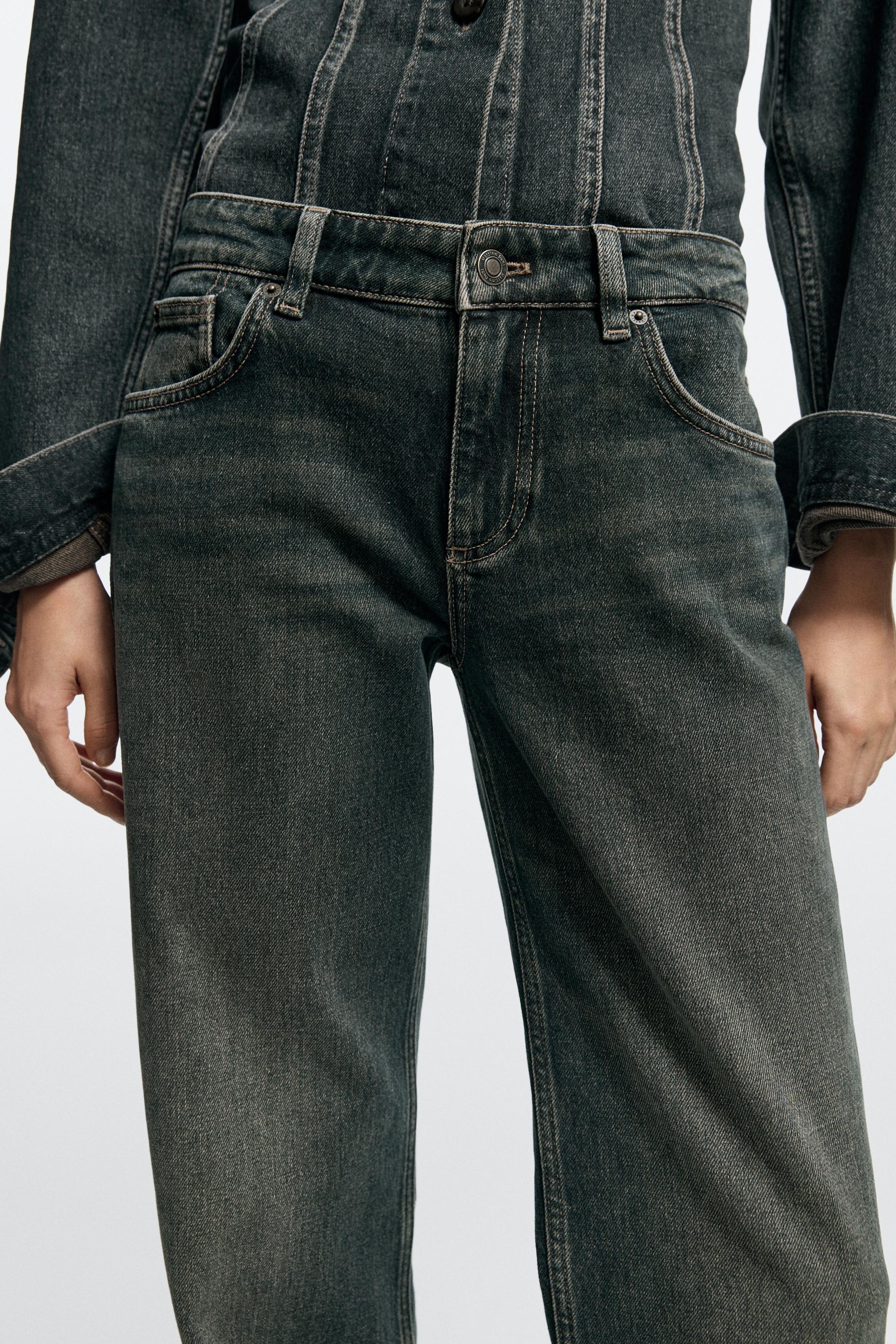 Low-rise straight-leg jeans total look