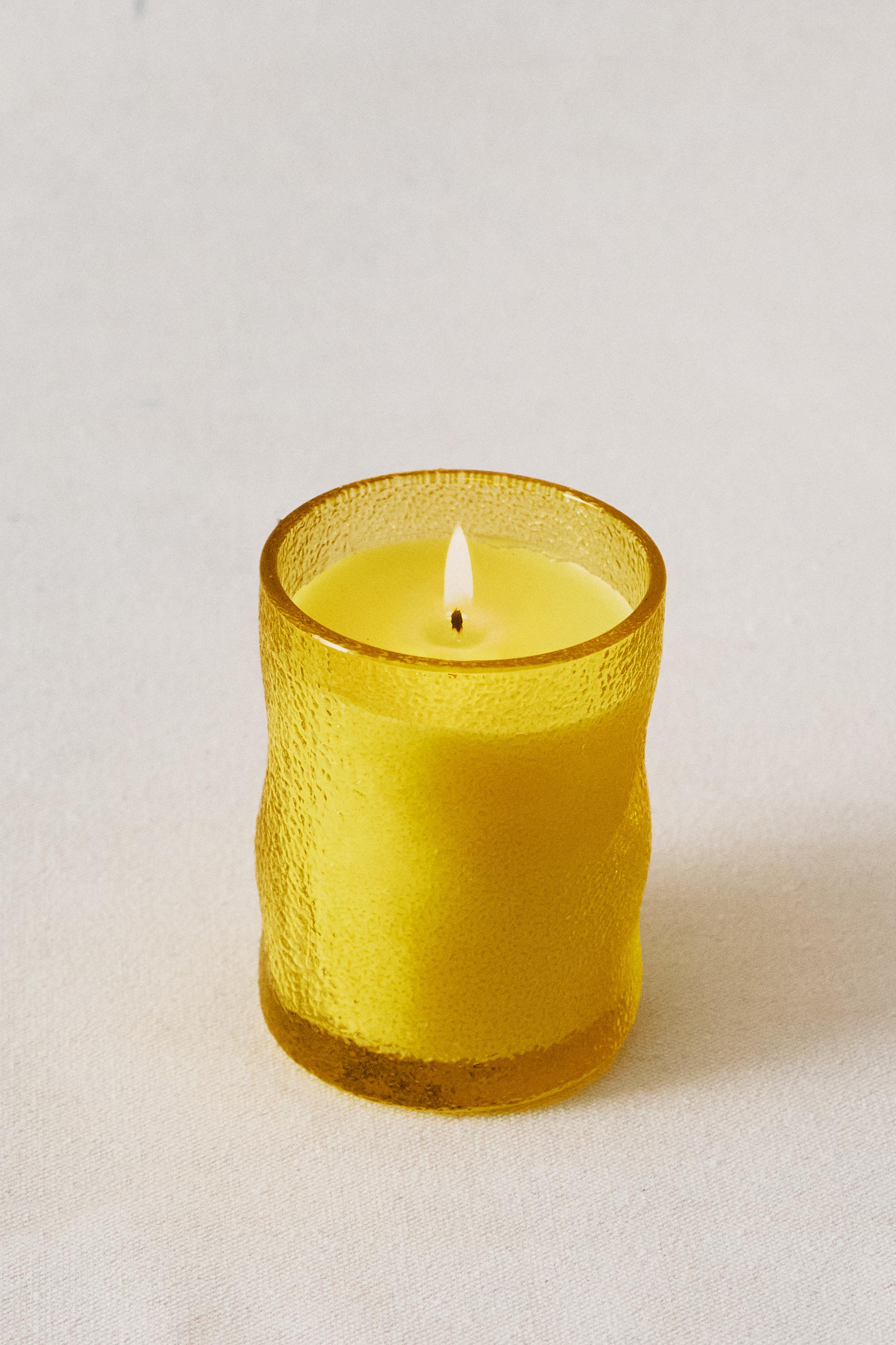 (155 G) GINGER LEMON SCENTED CANDLE — Pastel yellow