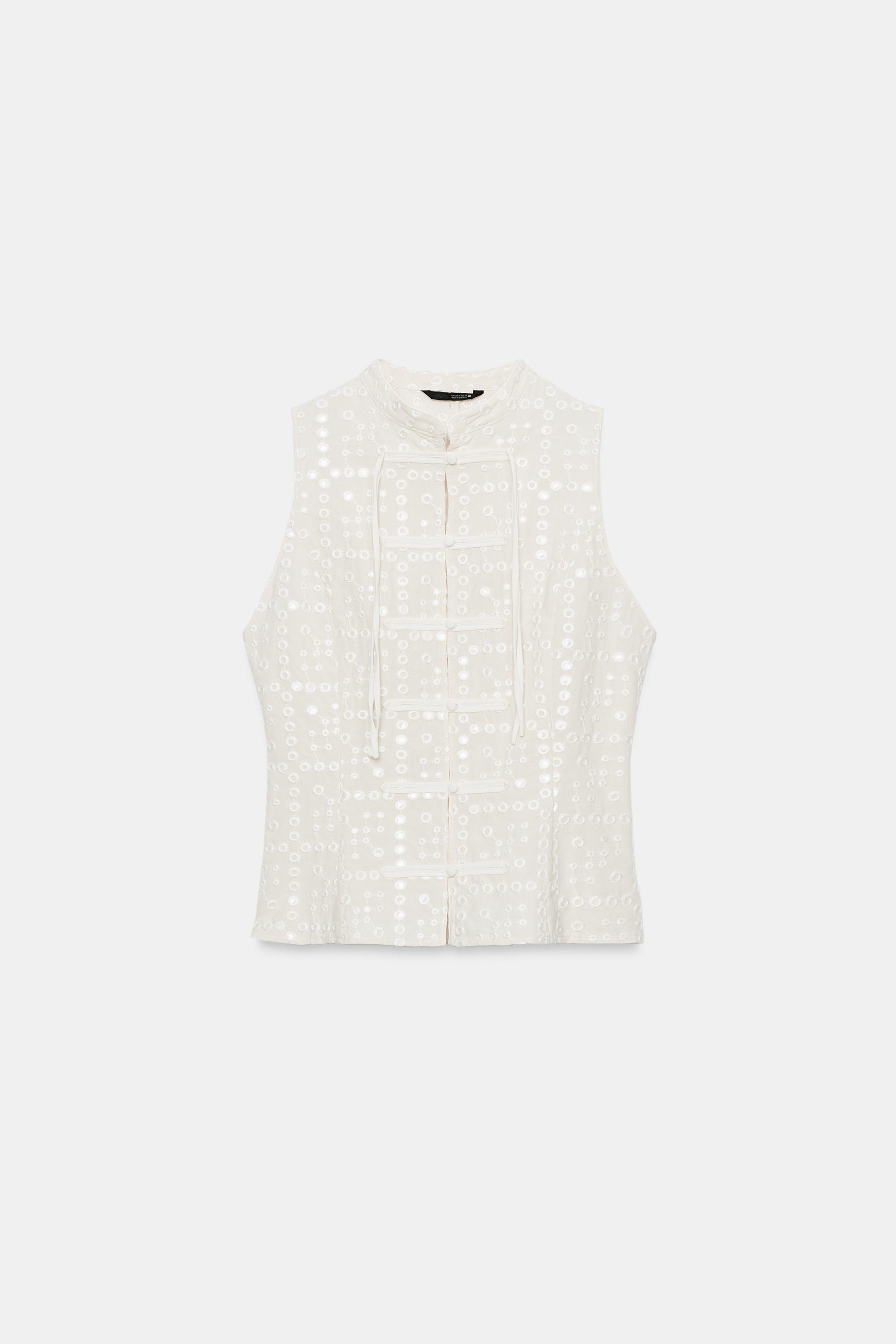 Женские рубашки Zara EMBROIDERED EYELET TOP WITH FROG FASTENING — фото 5