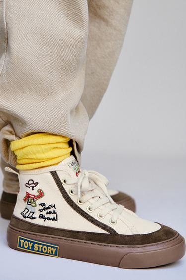 حذاء رياضي للكاحل TOY STORY © DISNEY PIXAR - أبيض صدفي الخاص بـ Zara