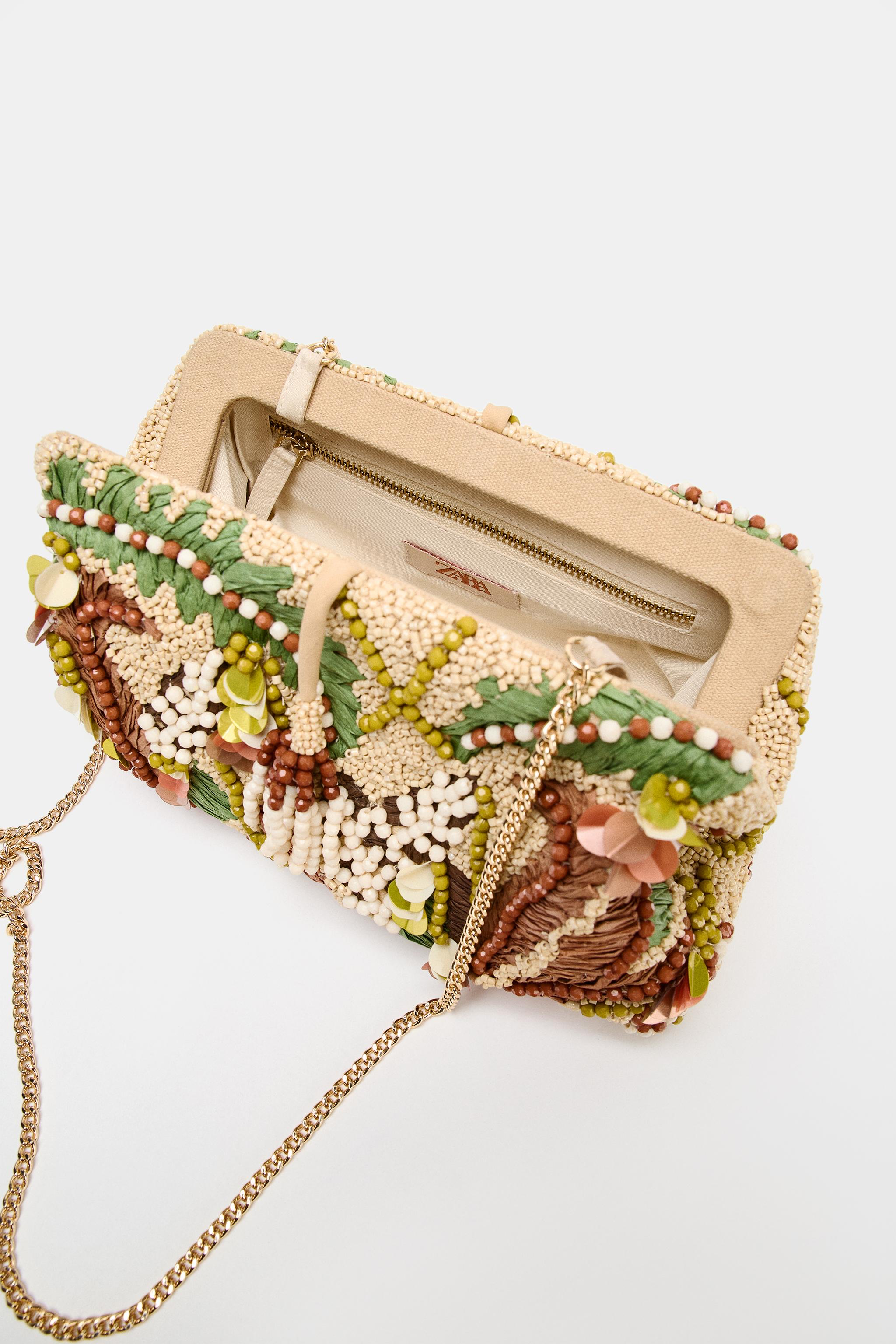 POCHETTE À IMPRIMÉ ET FANTASIE