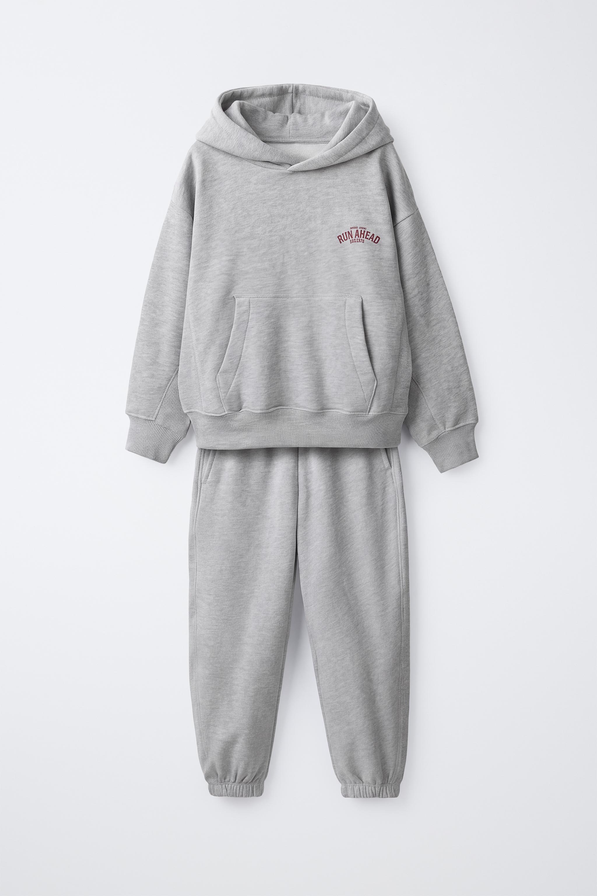 CONJUNTO SUDADERA CAPUCHA Y PANTALÓN TEXTO VARSITY