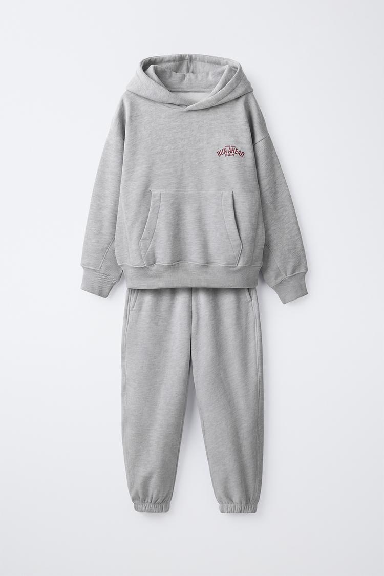 Conjunto sudadera capucha y pantalón texto varsity