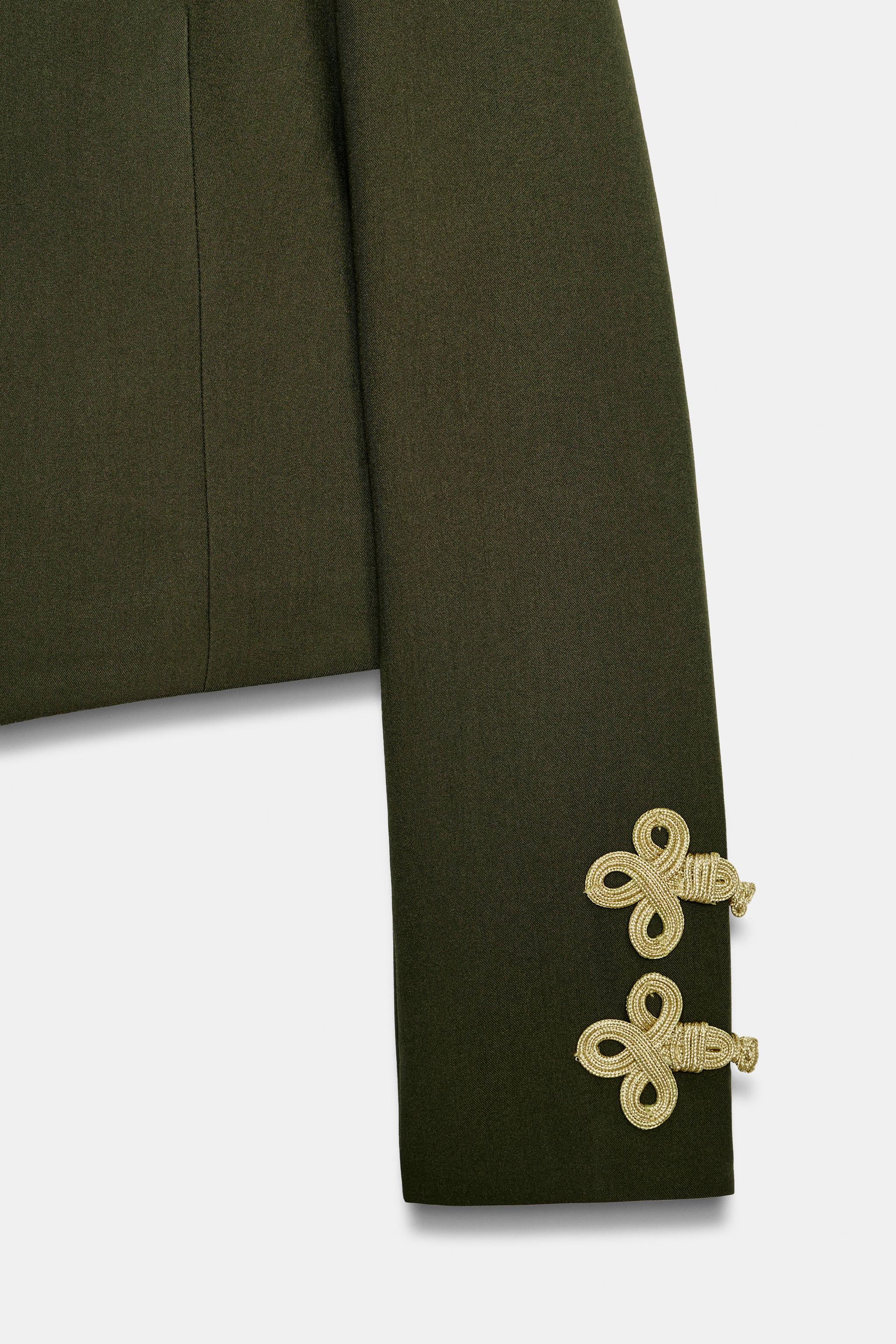 VESTE À BRANDEBOURGS ET BOUTONS