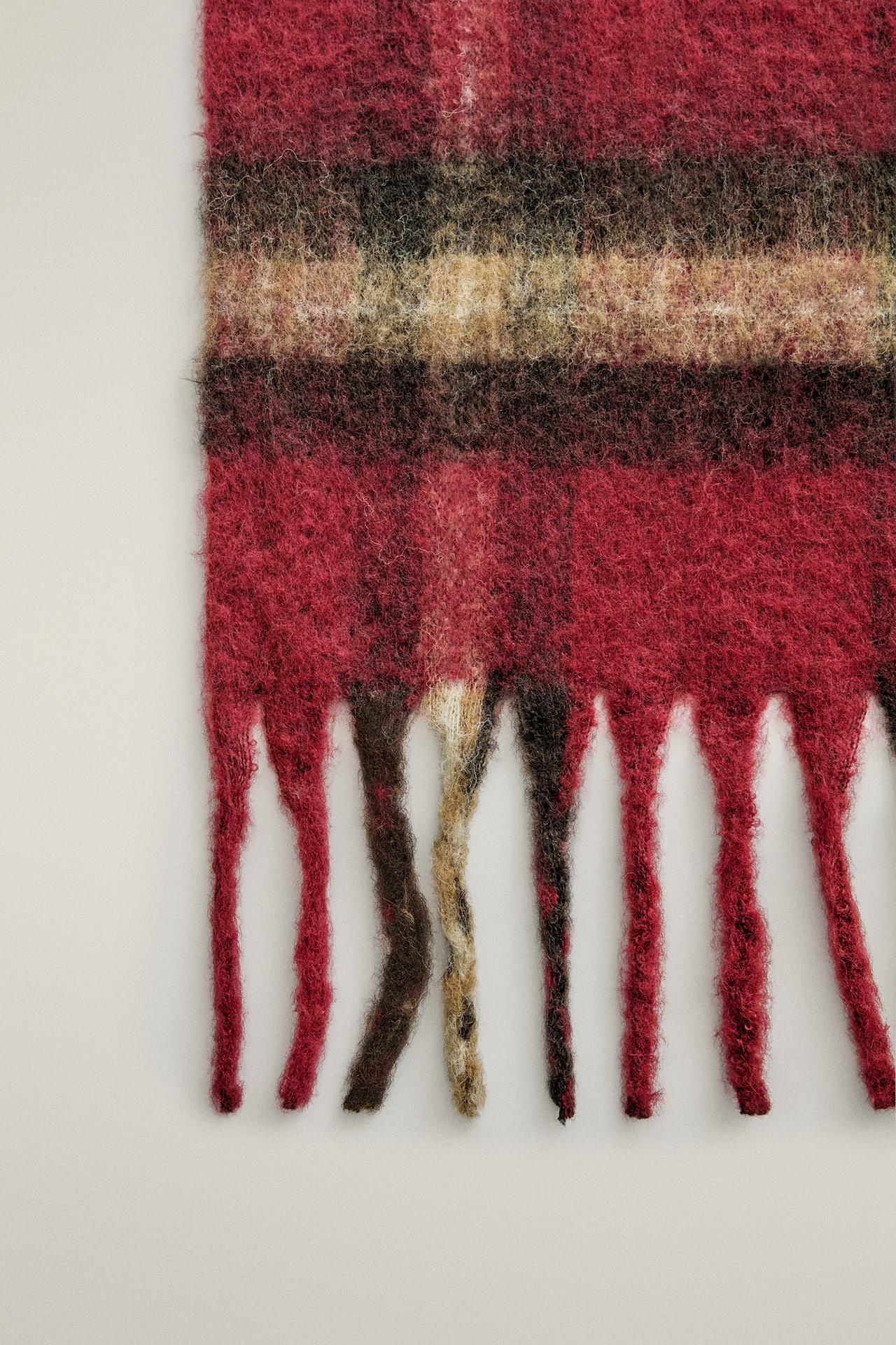 CHRISTMAS CHECK BLANKET WITH FRINGE — Intense red