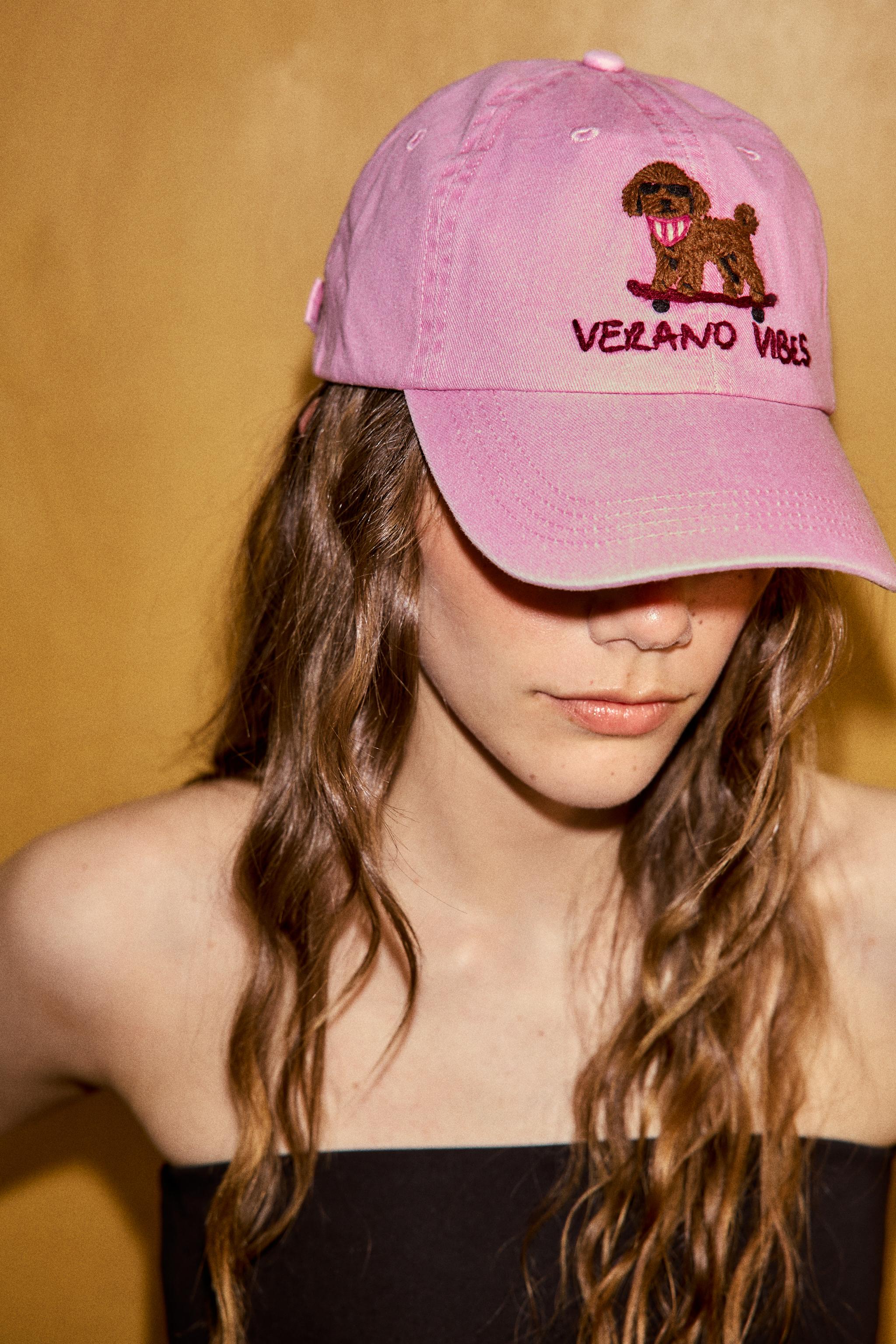 CASQUETTE EN SERGÉ BRODERIE CANICHE
