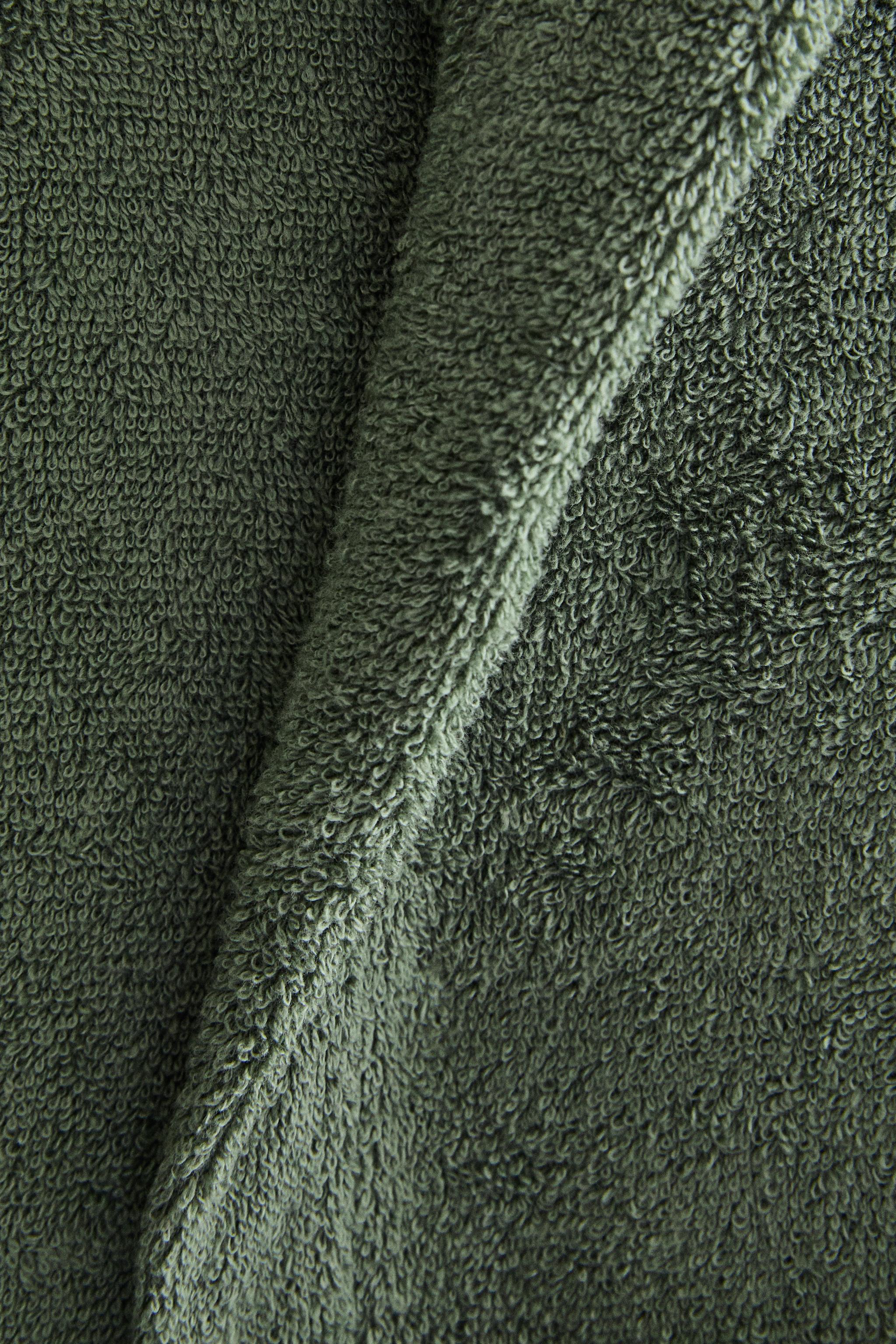 HOODED BATHROBE (360 GXM²)