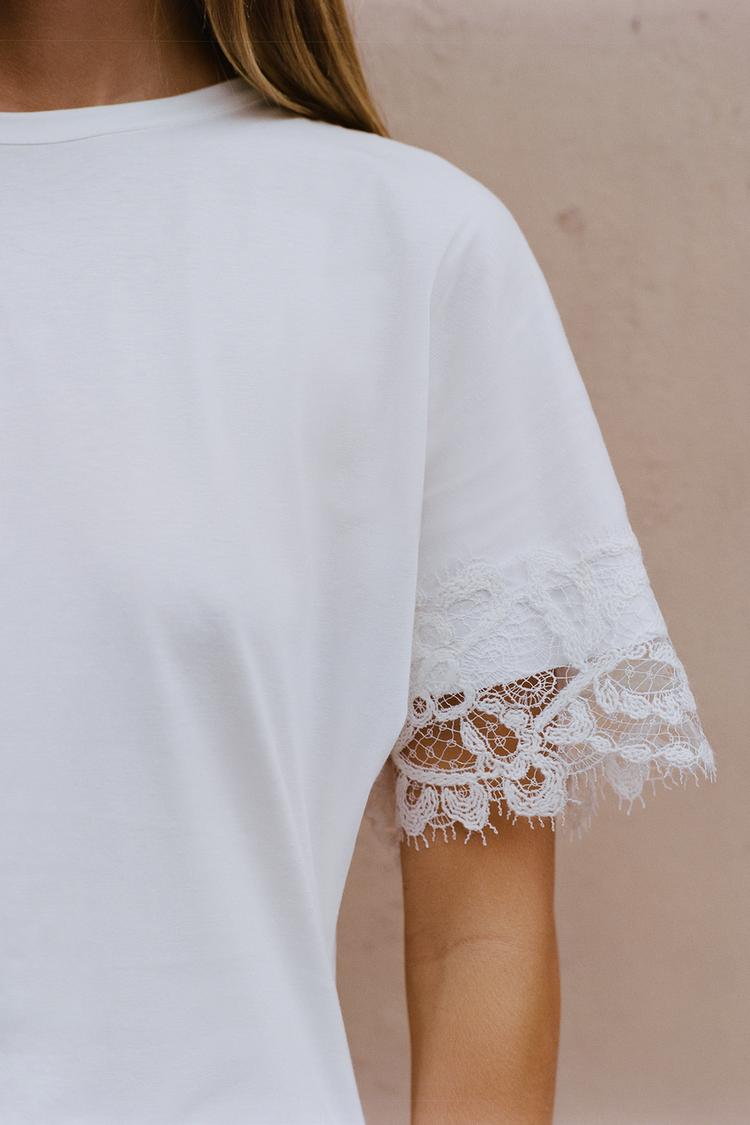 Camiseta asimétrica con encaje 3