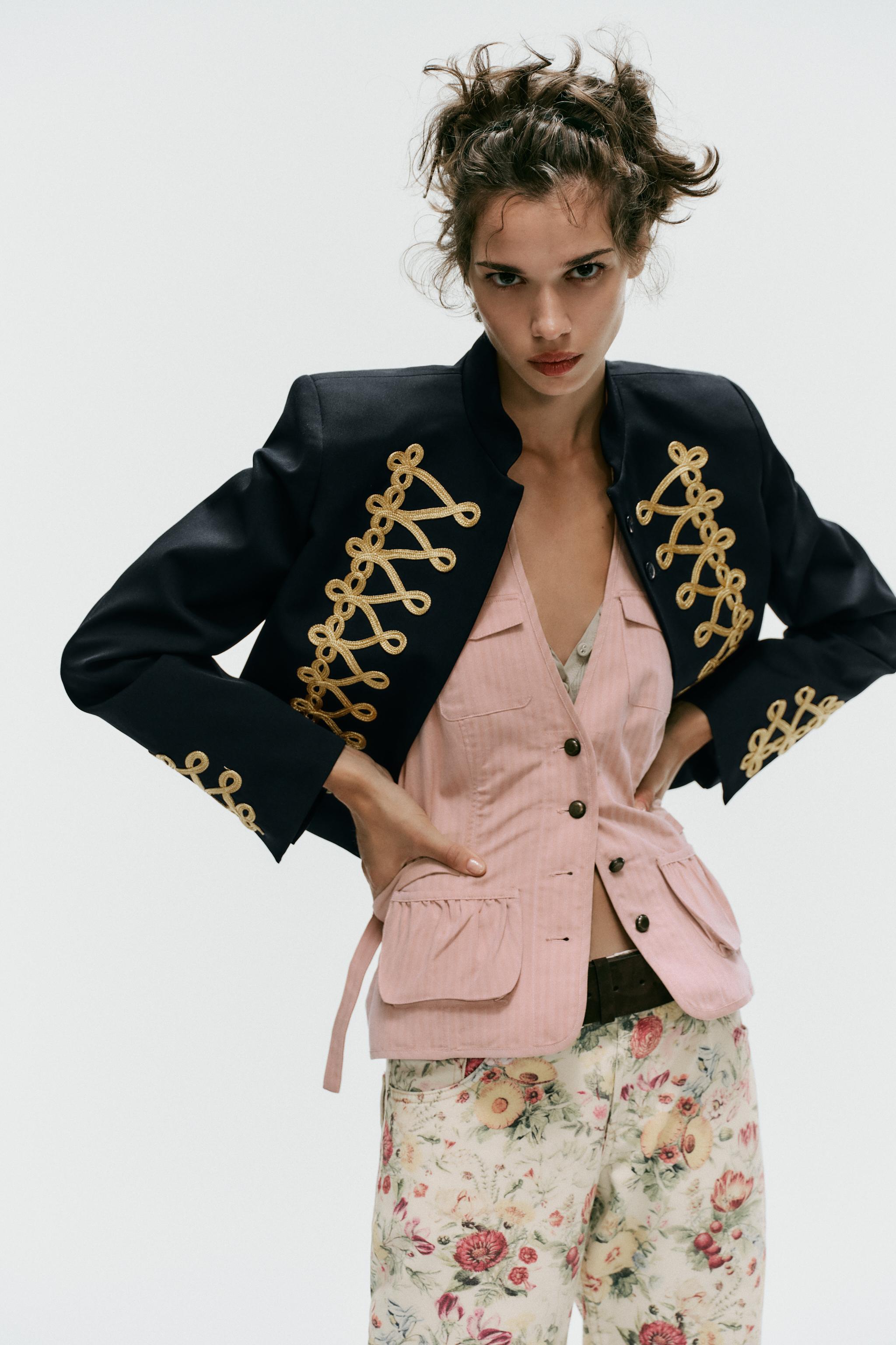 VESTE COURTE À BRANDEBOURGS