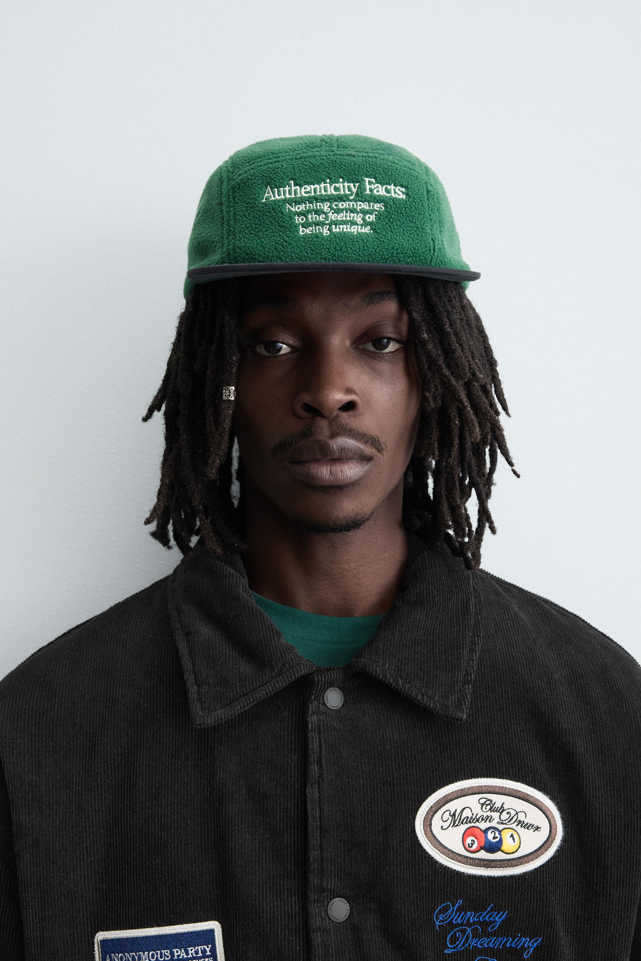 @出品 コントラスト刺繍入りキャップ - グリーン | ZARA Japan / 日本