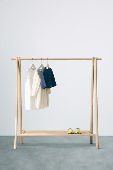 حامل ملابس خشبي - بيج فاتح الخاص بـ Zara
