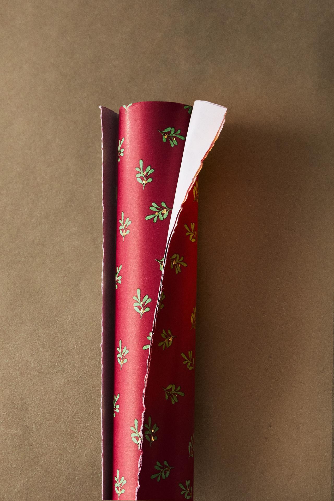 CHRISTMAS LEAF PRINT GIFT WRAP — Red
