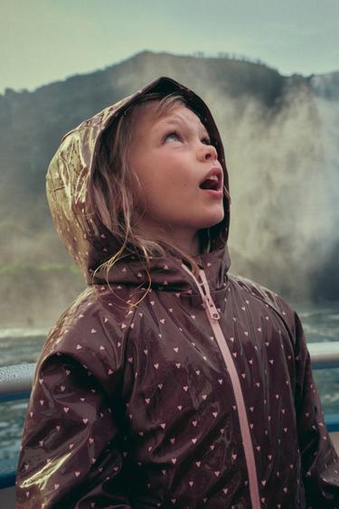معطف مطر مشمع بنقشة قلوب WATER REPELLENT - بورجندي الخاص بـ Zara