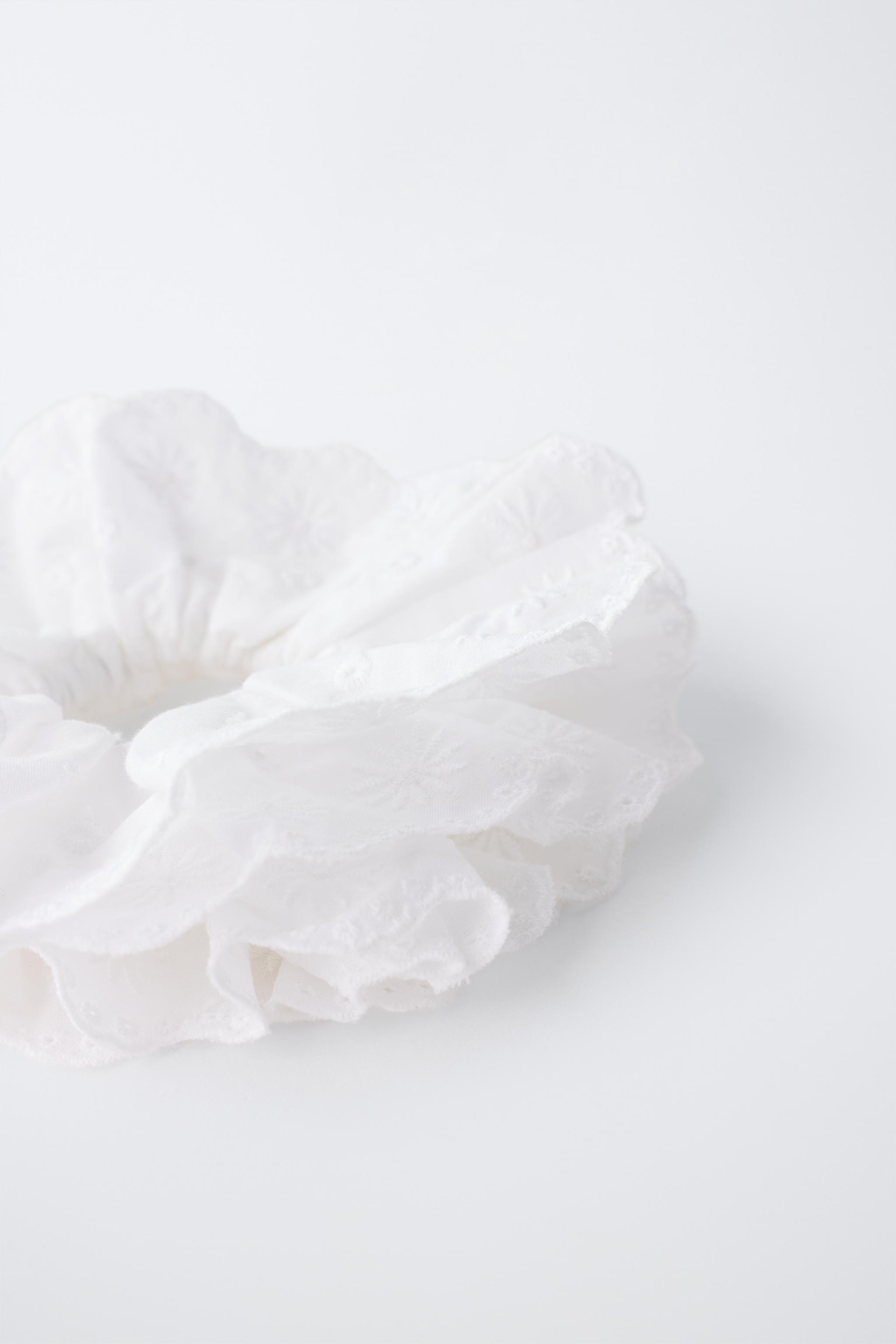 EMBROIDERED SCRUNCHIE — White