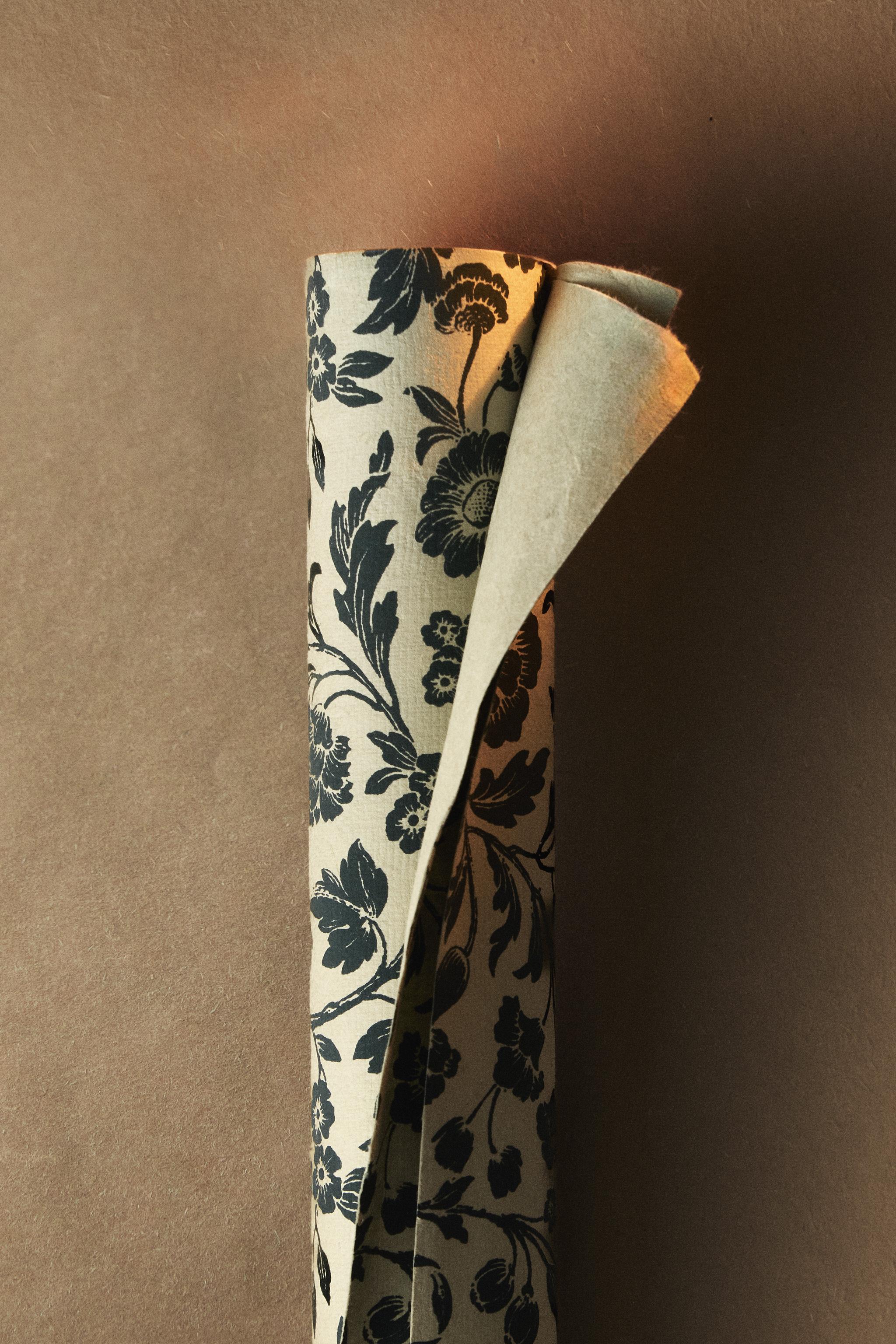 FLORAL CHRISTMAS WRAPPING PAPER