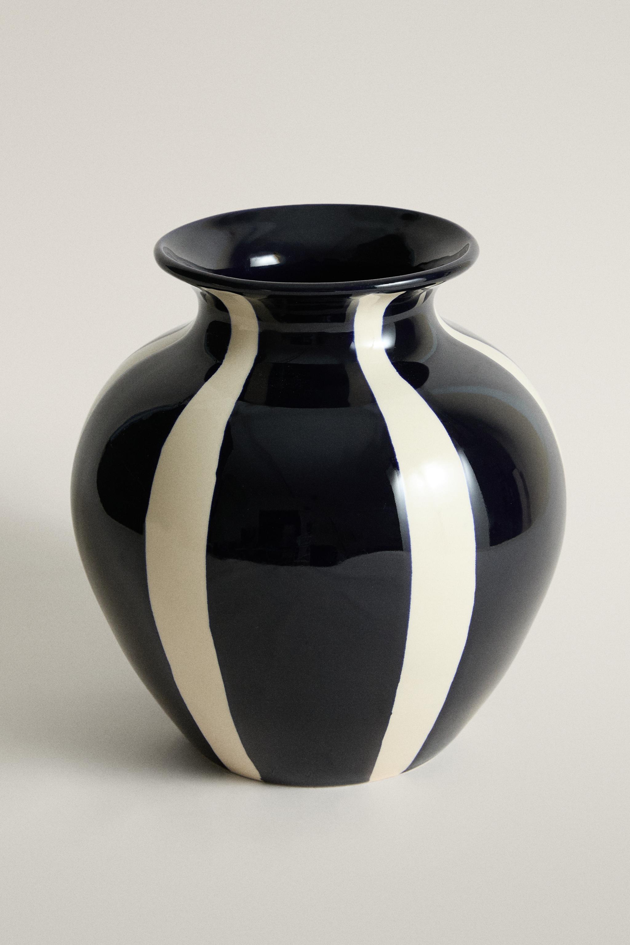 ROUND DECORATIVE CERAMIC VASE