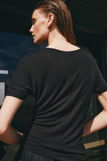 T-SHIRT FLUIDE À MANCHES COURTES - Noir de Zara - Image 2