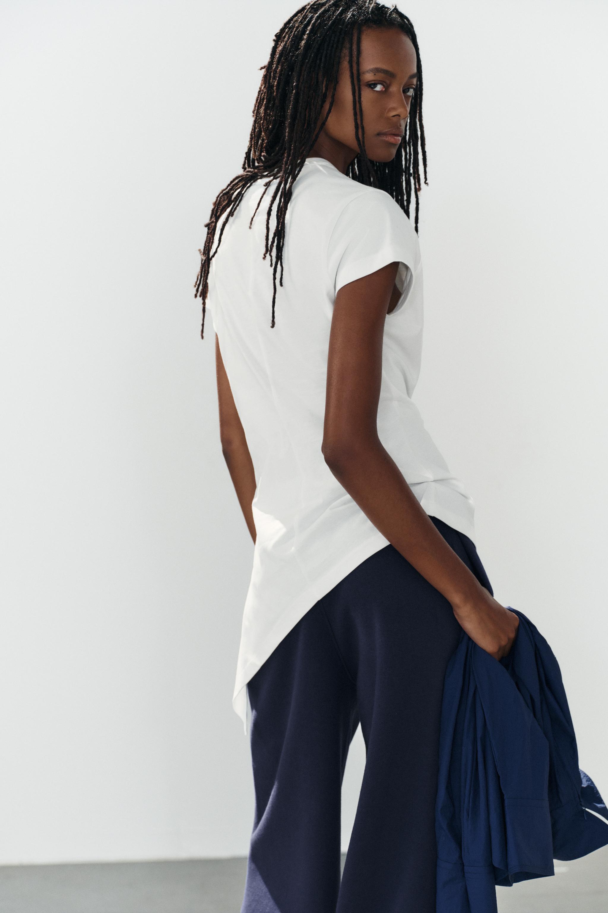 T-SHIRT ASYMÉTRIQUE À PLIS