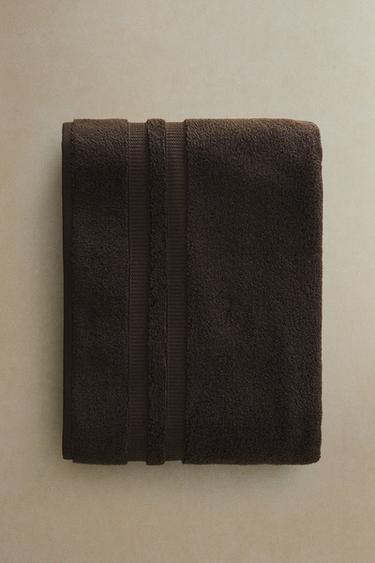EXTRA SOFT DOUBLE BORDER BATH TOWEL - Dark brown by Zara