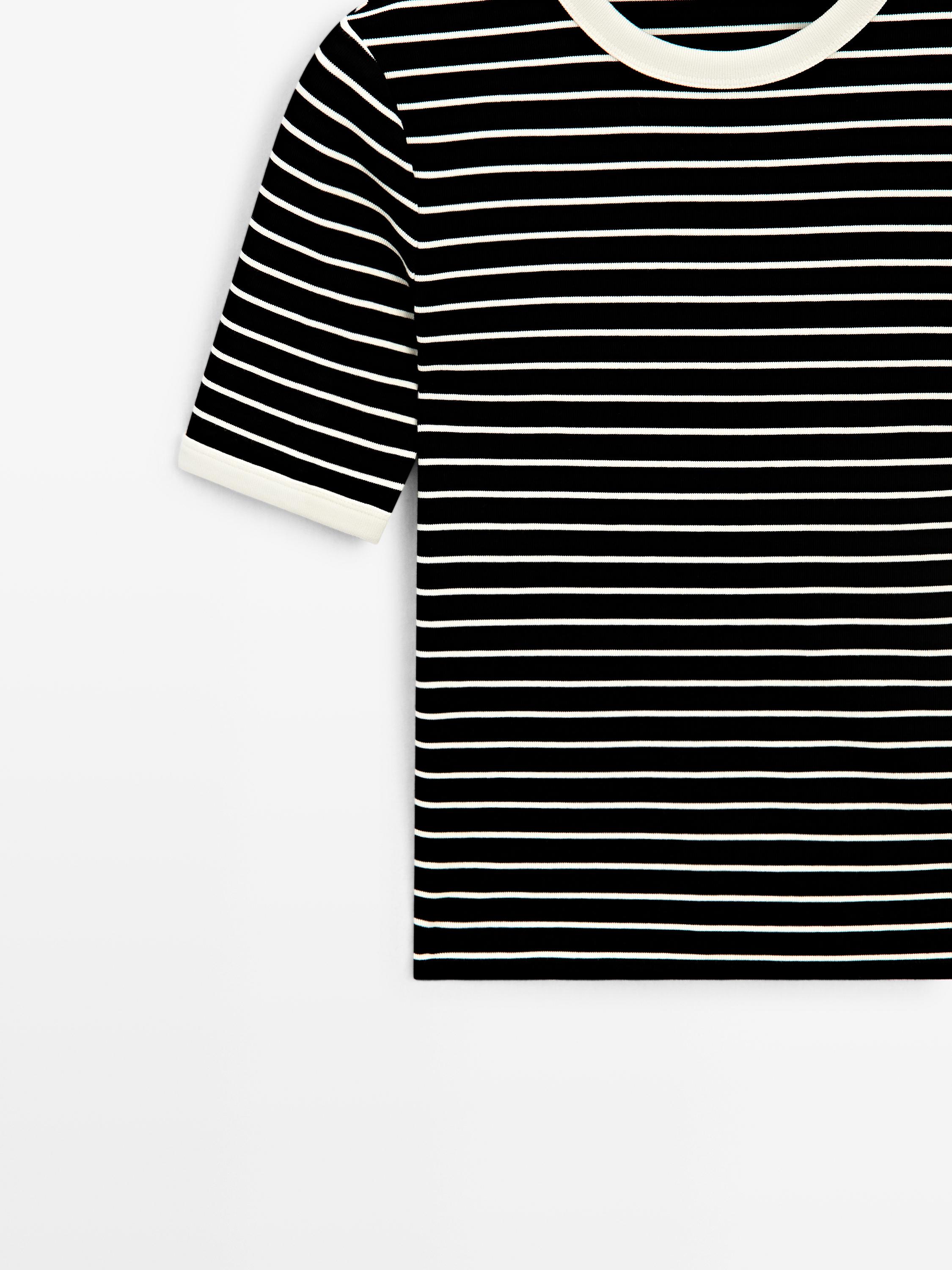 Short sleeve T-shirt with contrast stripes