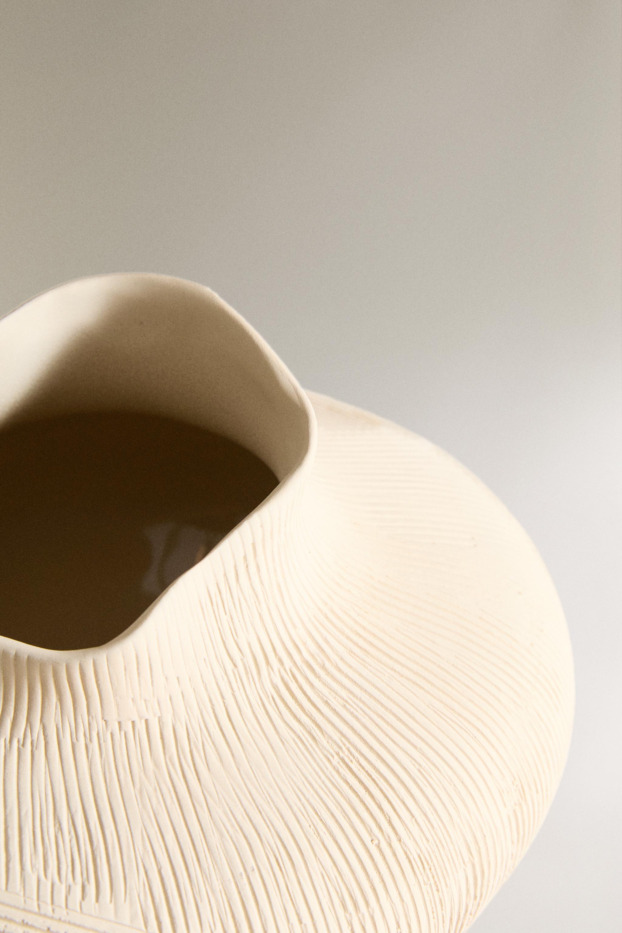 IRREGULAR CERAMIC VASE - 白色| ZARA Hong Kong SAR / 香港特別行政區